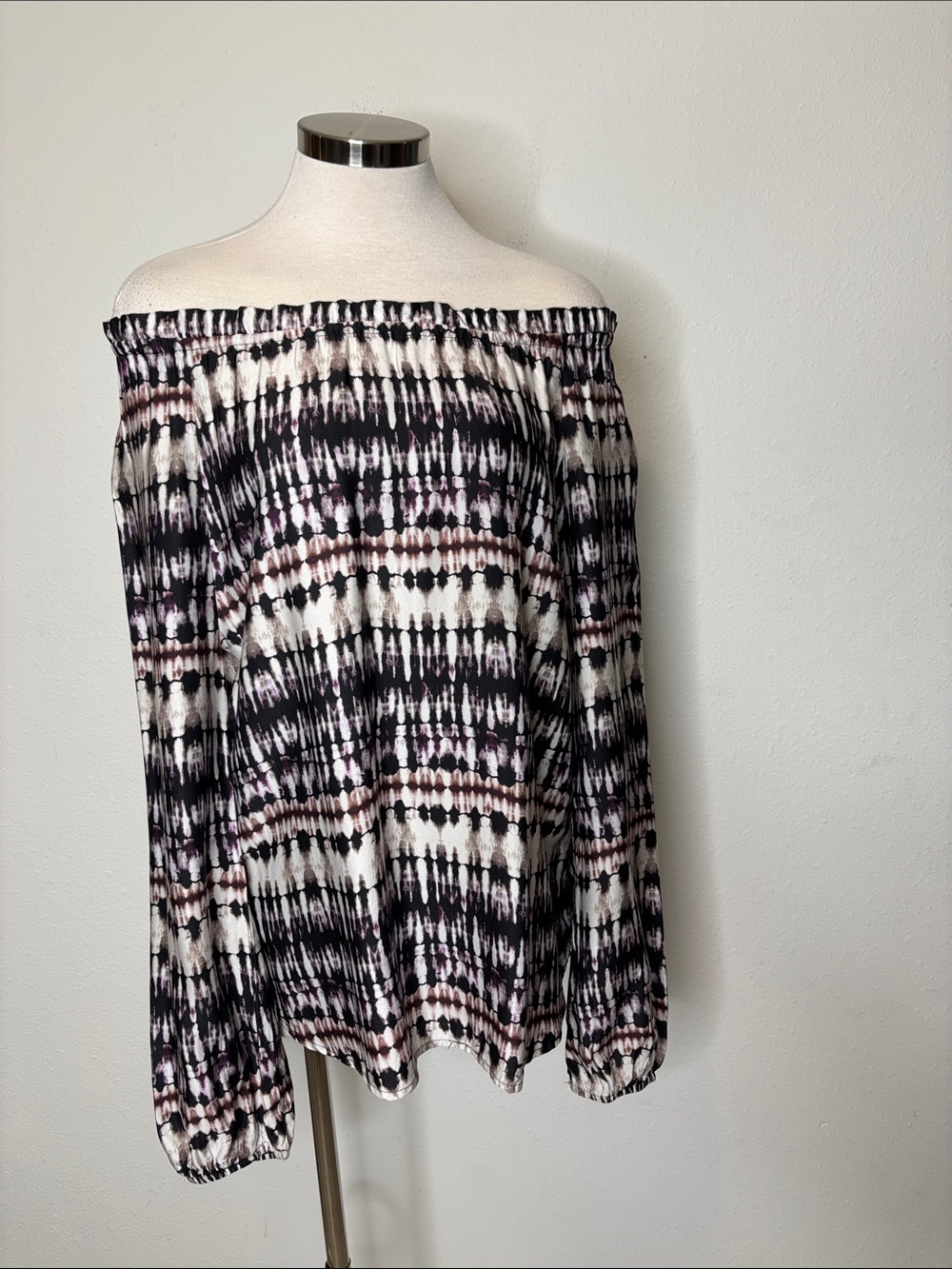Bella Dahl Off-Shoulder Tie-Dye Blouse in Black, White & Blush